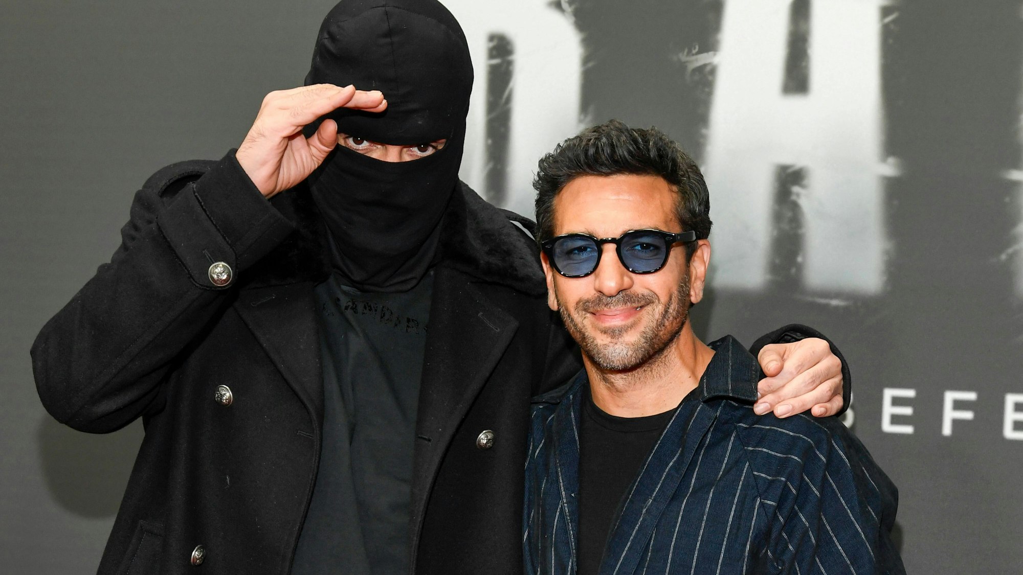 Auf der Premiere der Haftbefehl-Dokumentation von Netflix erschien der Rapstar vermummt.