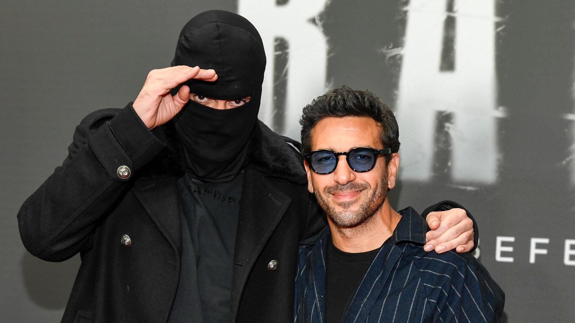 Haftbefehl mit Sturmhaube und Elyas M'Barek bei der Netflix-Premiere.