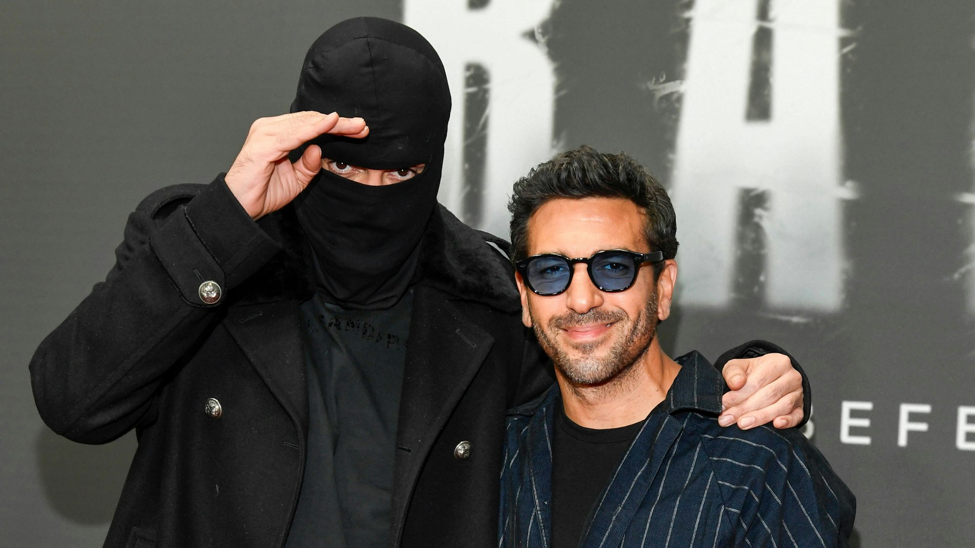 Haftbefehl mit Sturmhaube und Elyas M'Barek bei der Netflix-Premiere.