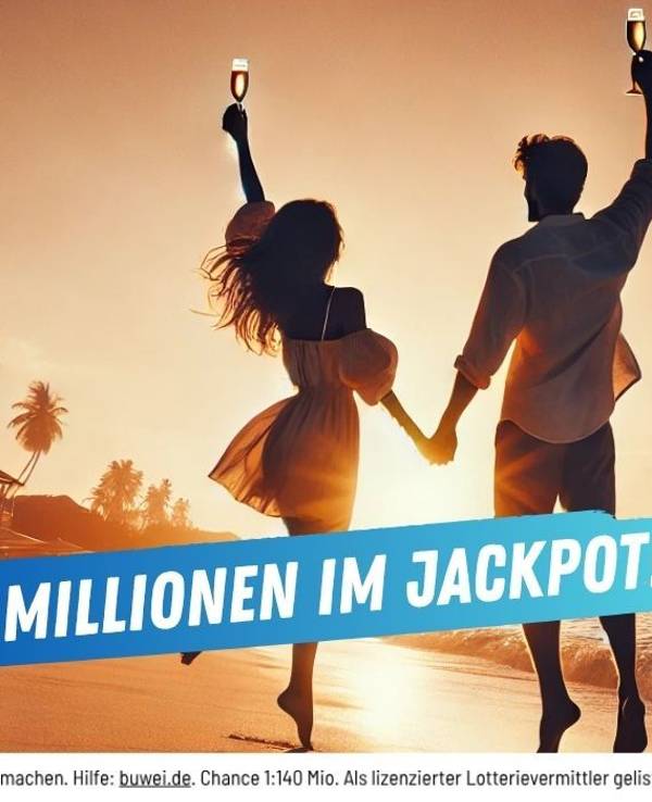 Ein Paar freut sich am Strand in der Abenddämmerung. Schriftzug 53 Millionen im Eurojackpot.