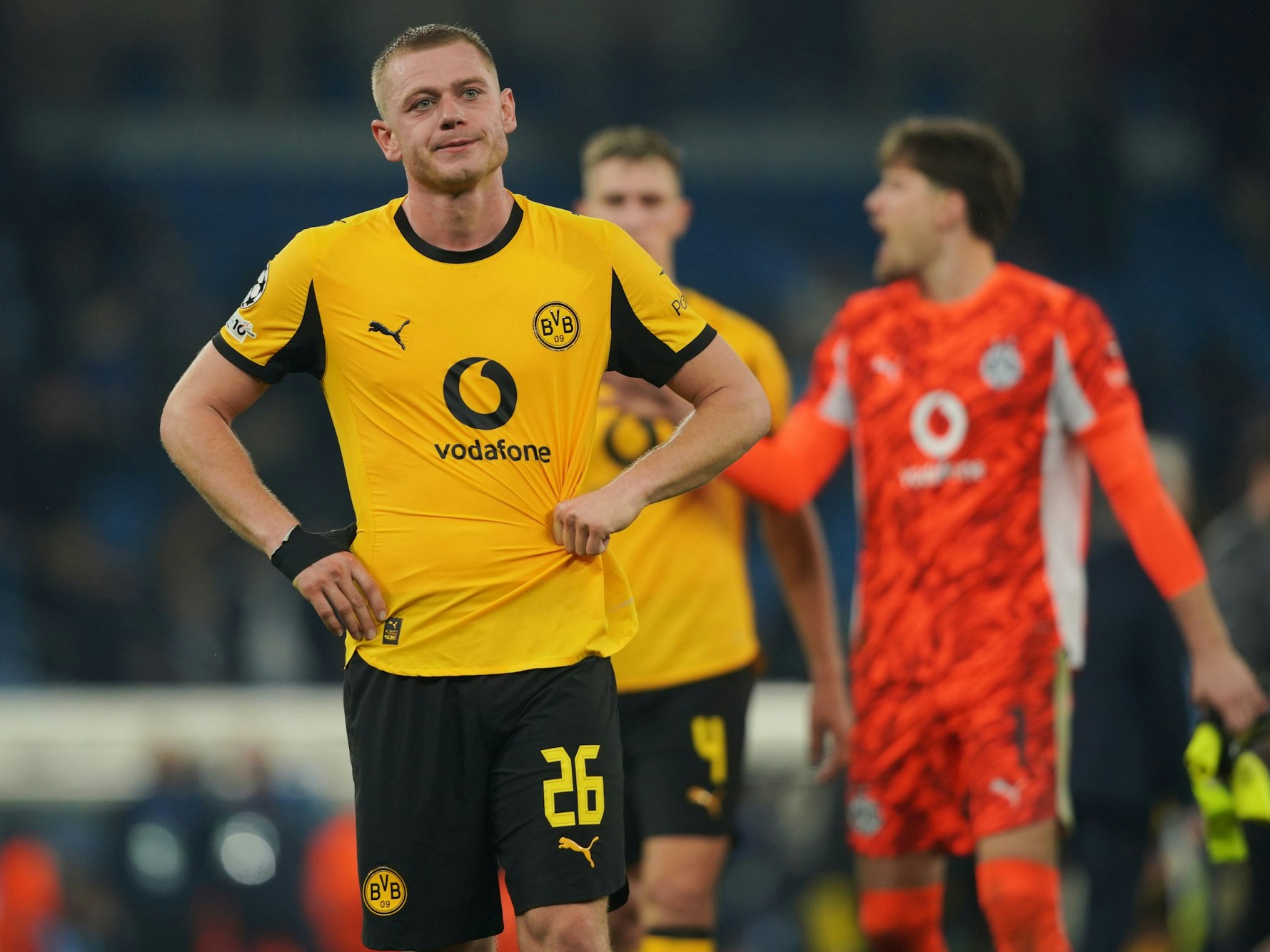 Julian Ryerson stemmt enttäuscht die Hände in die Hüften.