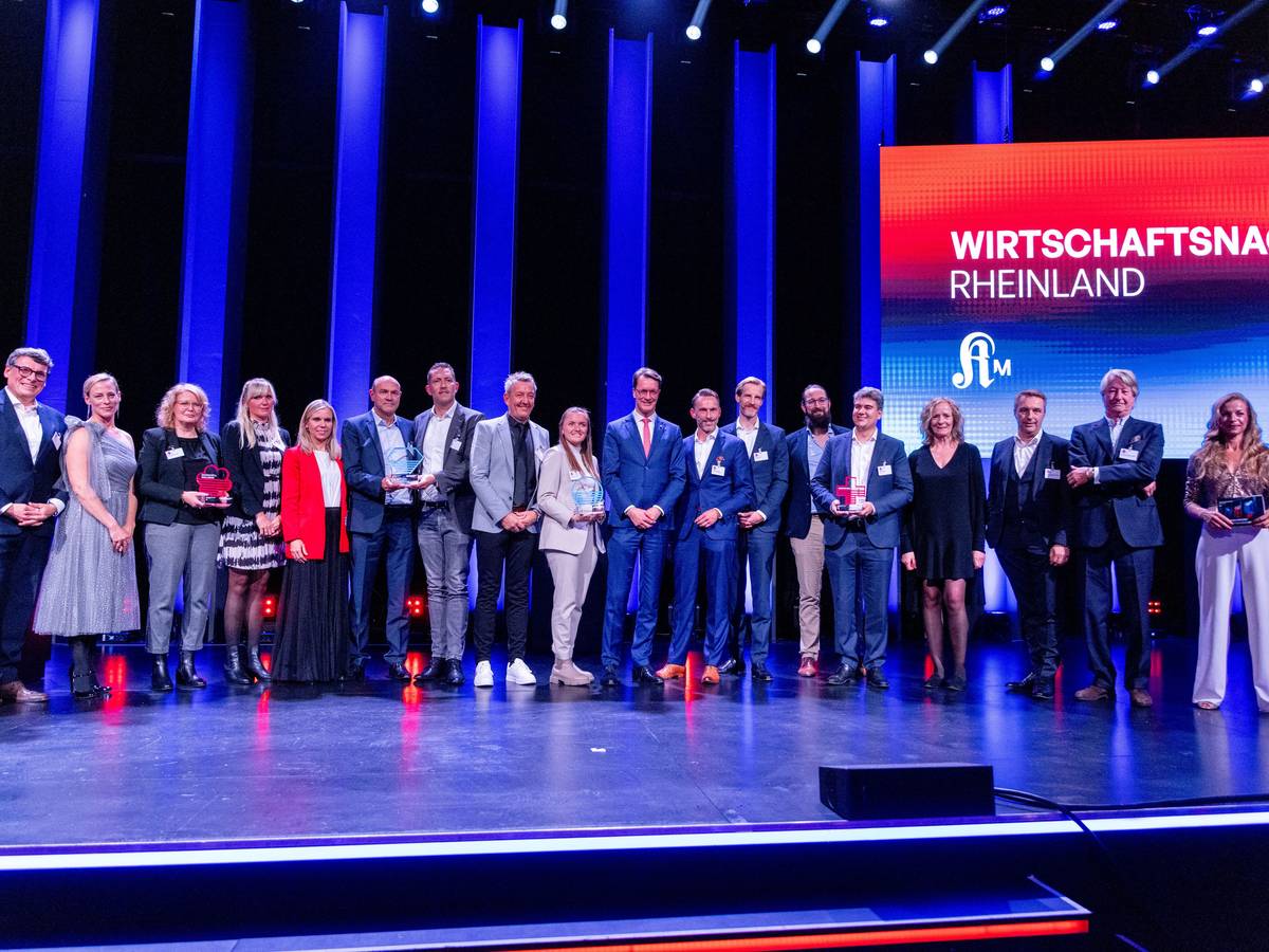 Gruppenbild aller Preisträger und Preisträgerinnen mit Ministerpräsident Hendrik