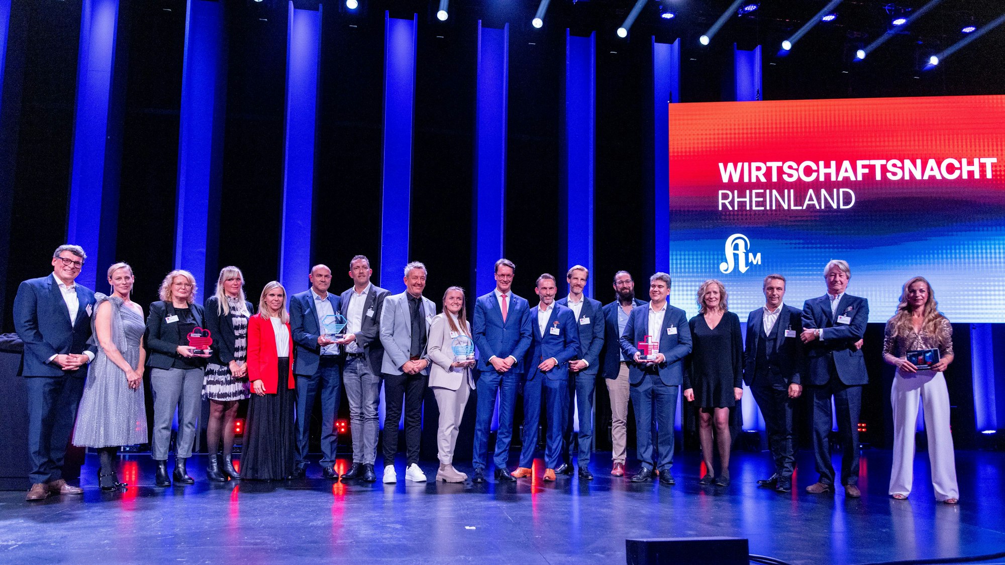 Gruppenbild aller Preisträger und Preisträgerinnen mit Ministerpräsident Hendrik