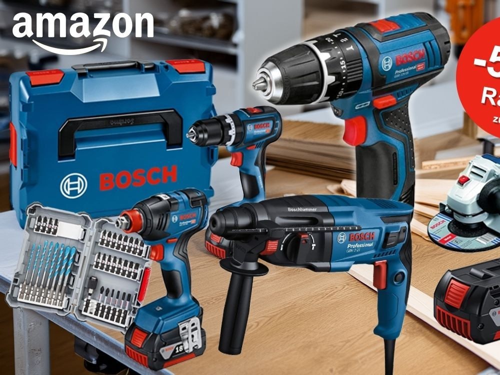 Akku-Bohrschrauber Bosch Professional GSR 12V-15 und andere Bosch Elektrowerkzeuge vor einer Werkstattbank im Hintergrund.