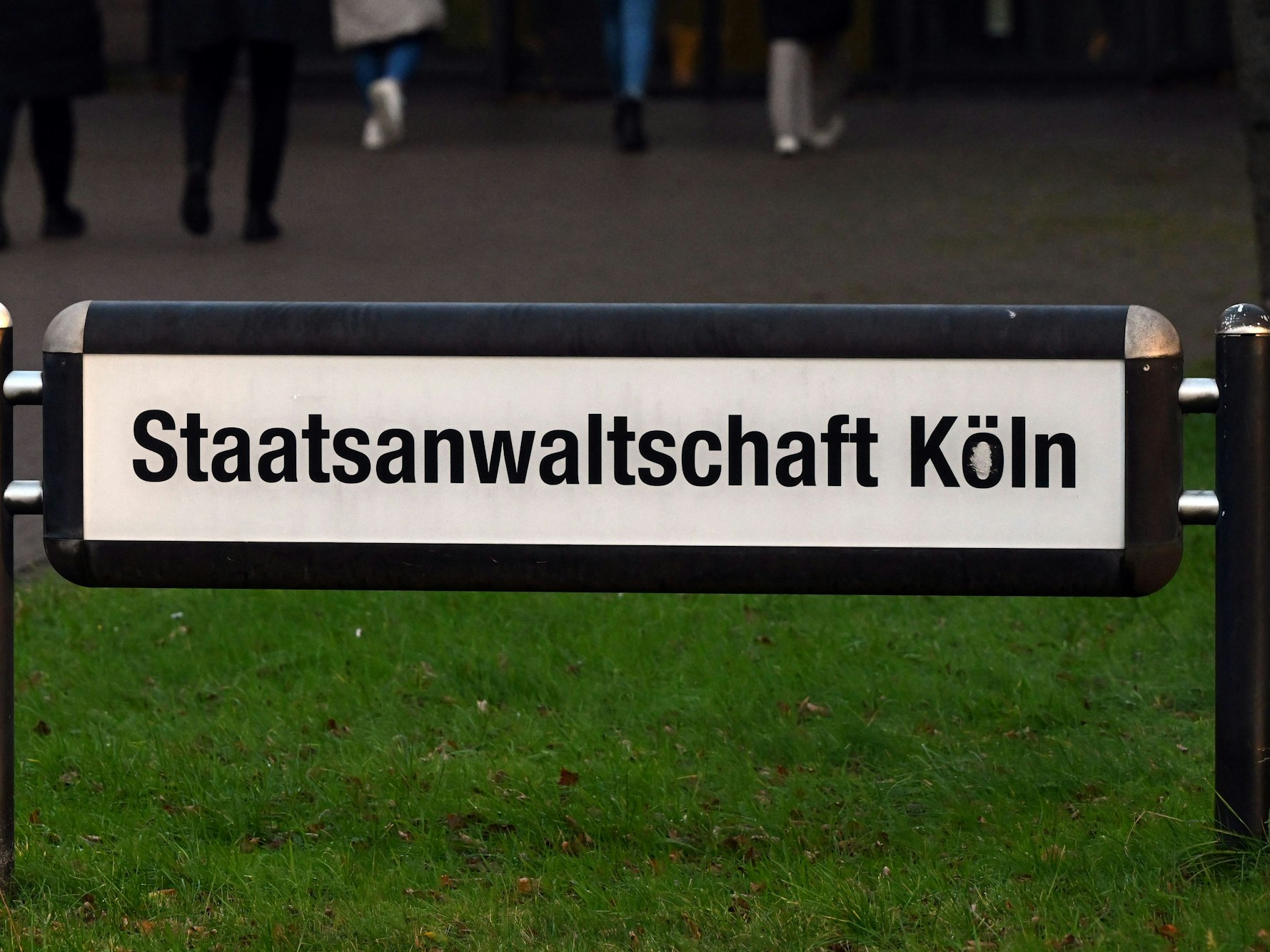 Die Staatsanwaltschaft und Polizei Köln haben eine Bande von mutmaßlichen Immobilienbetrügern das Handwerk gelegt.