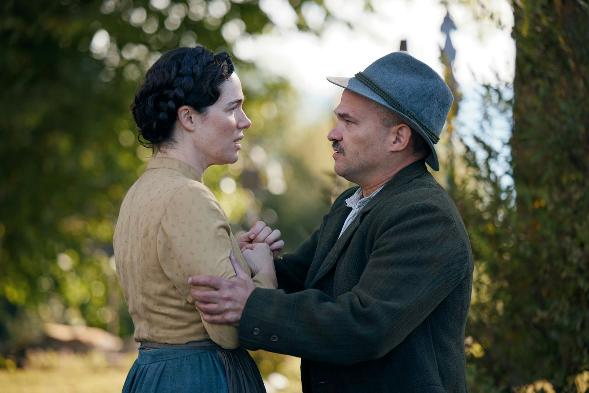 Der Knecht Bertl (Moritz Katzmair), ein tumber Gehilfe ihres Bruders Silvan, verfolgt Elies (Verena Altenberger) und macht ihr aggressive Avancen. (Bild: ZDF/Fabio Eppensteiner)