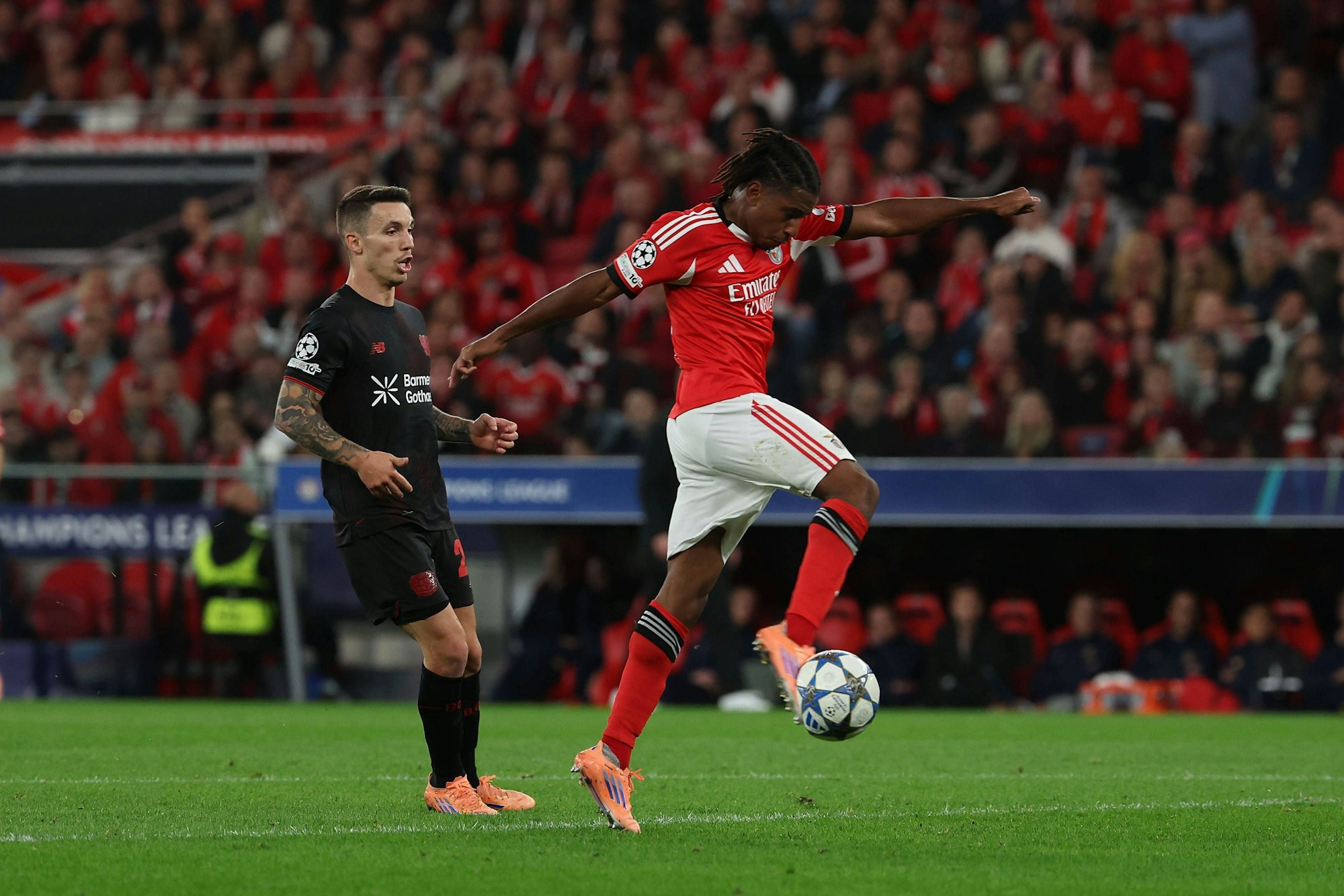 Aleix Garcia steht hinter Leandro Barreiro, als dieser den Ball am Fuß hat.