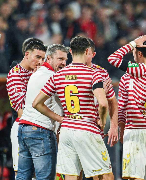 Lukas Kwasniok spricht mit den Profis des 1. FC Köln auf dem Platz.