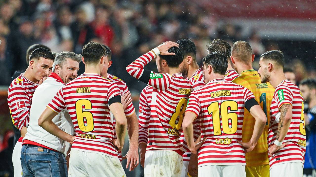 Lukas Kwasniok spricht mit den Profis des 1. FC Köln auf dem Platz.