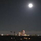 Über Köln-Sülz leuchtet der Supermond.
