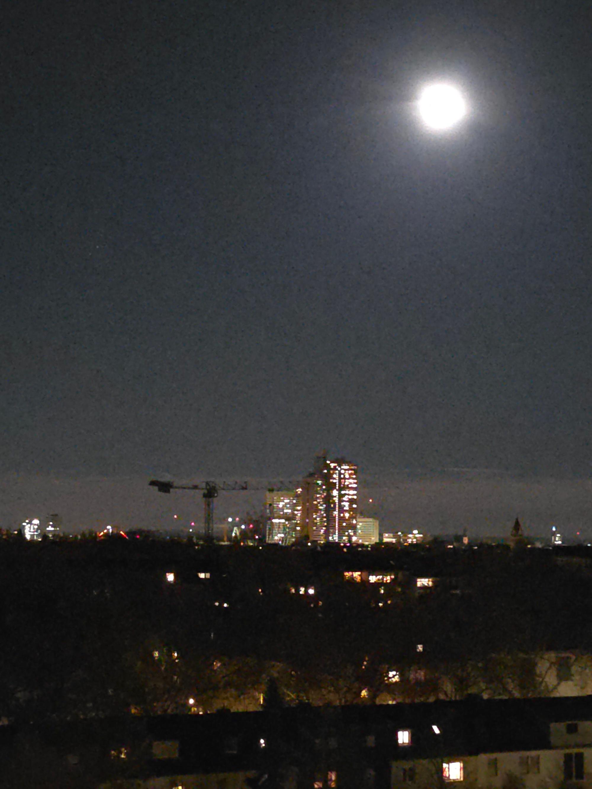Über Köln-Sülz war der Supermond leuchtend hell zu sehen.