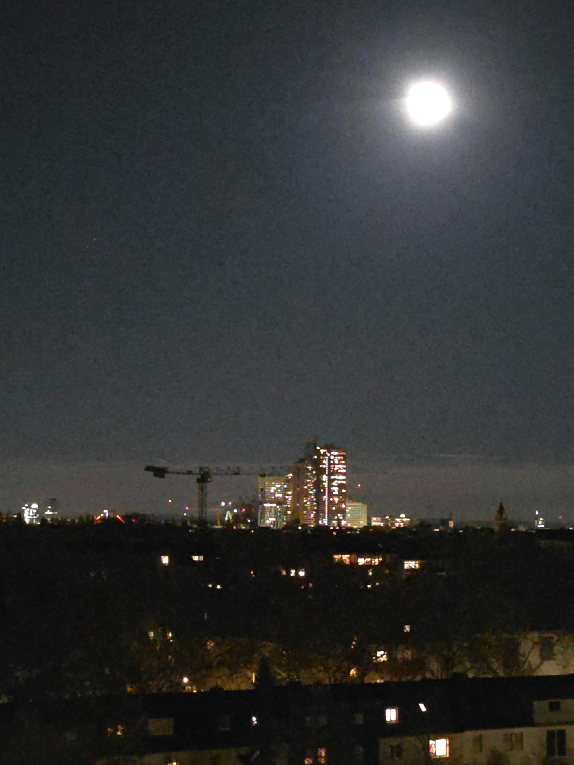 Über Köln-Sülz war der Supermond leuchtend hell zu sehen.