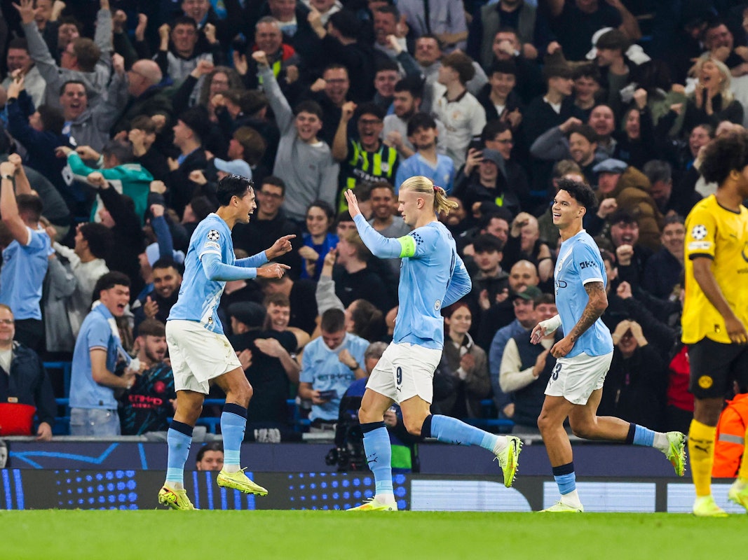 Erling Haaland jubelt nach seinem Tor mit Teamkollegen.