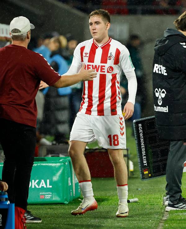 Isak Johannesson klatscht mit FC-Trainer Lukas Kwasniok ab.
