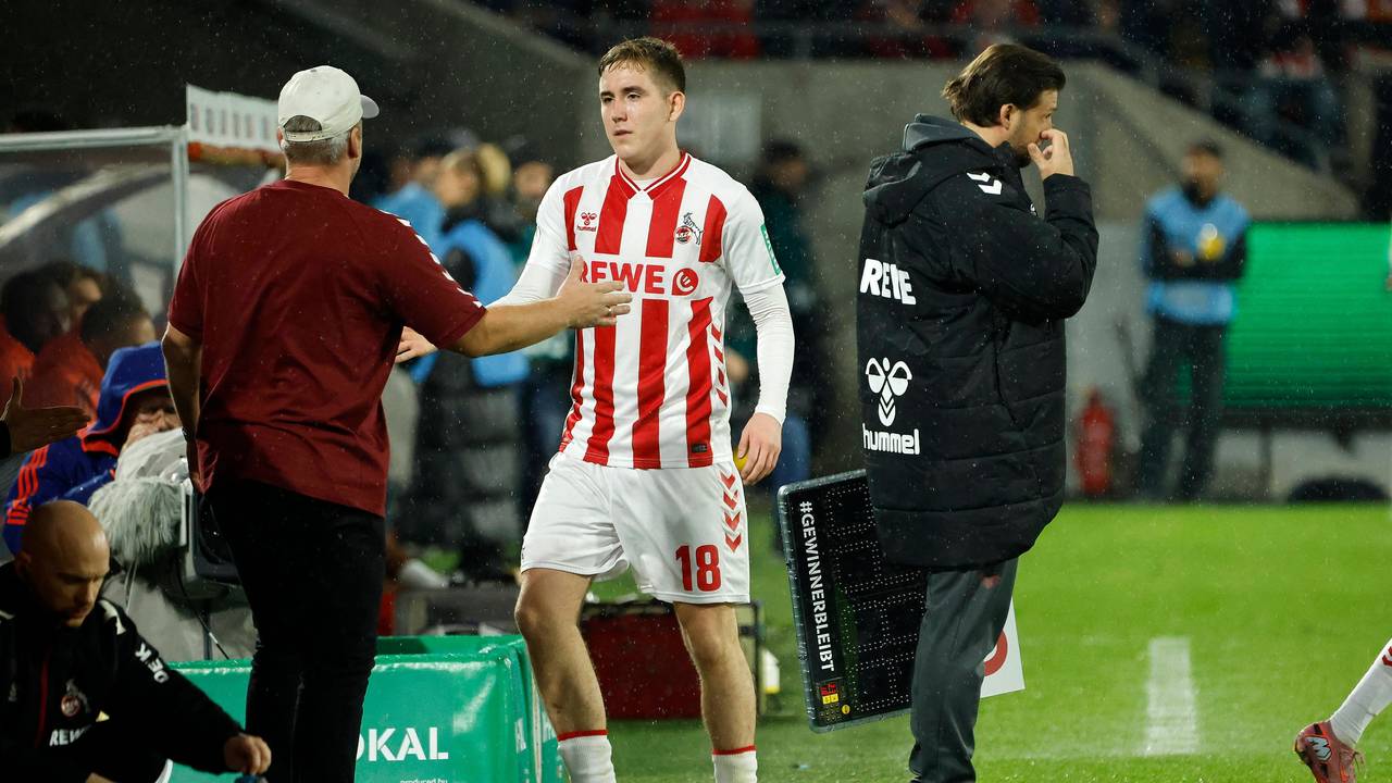 Isak Johannesson klatscht mit FC-Trainer Lukas Kwasniok ab.