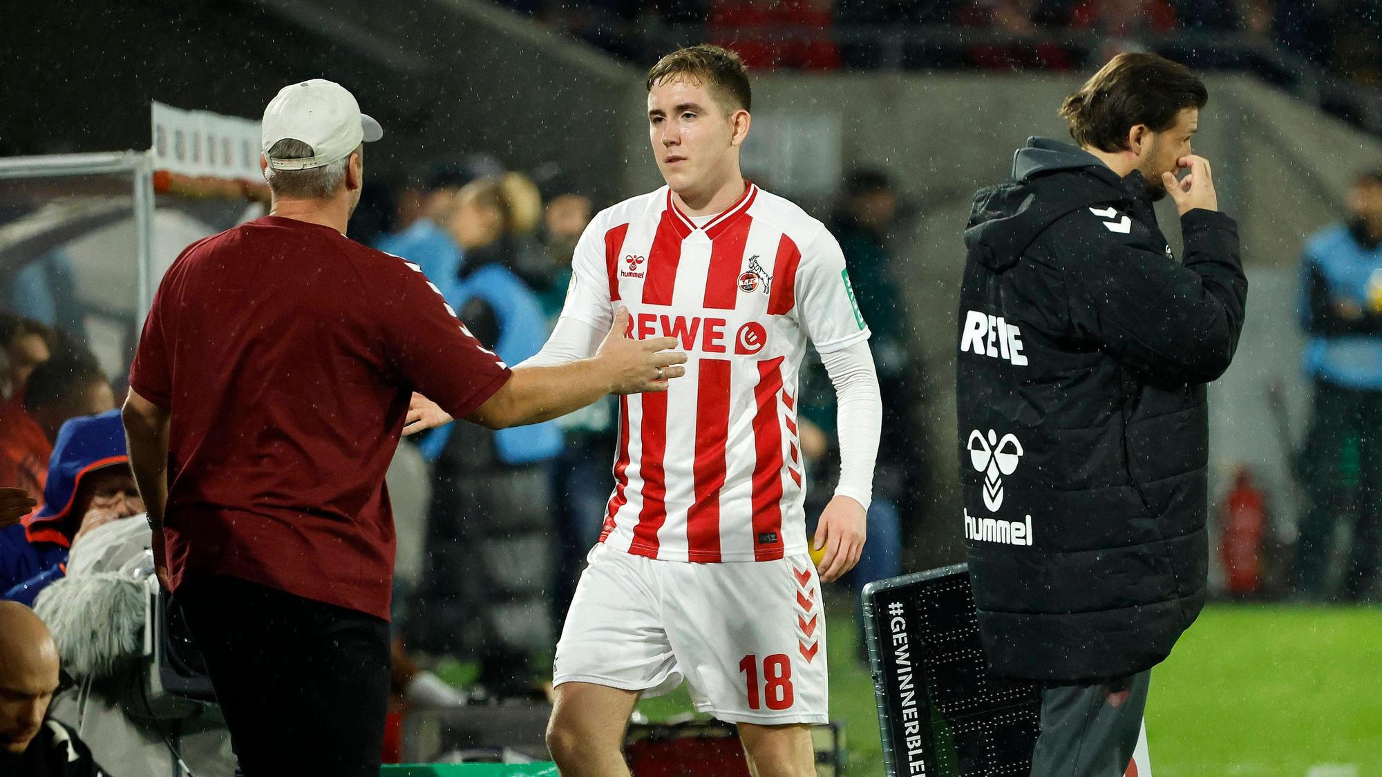 Isak Johannesson klatscht mit FC-Trainer Lukas Kwasniok ab.