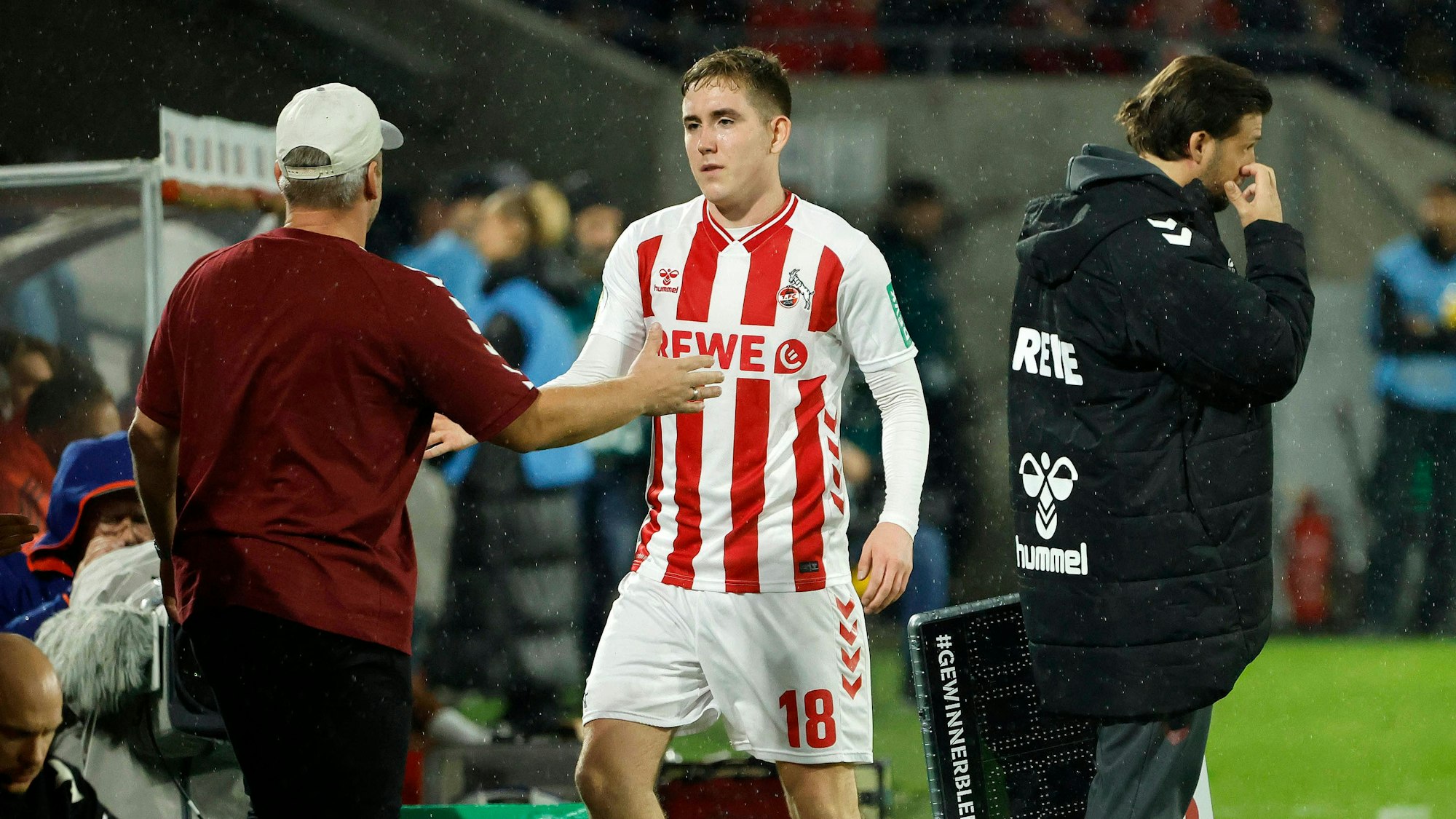 Isak Johannesson klatscht mit FC-Trainer Lukas Kwasniok ab.