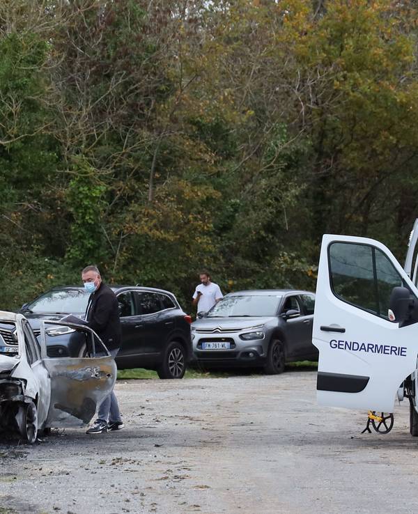 Ermittler untersuchen das verbrannte Auto, nachdem ein Autofahrer Fußgänger und Radfahrer in zwei benachbarten Orten auf der Ile d'Oleron gerammt hat.