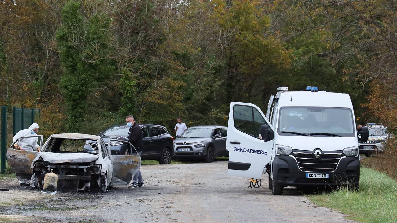 Ermittler untersuchen das verbrannte Auto, nachdem ein Autofahrer Fußgänger und Radfahrer in zwei benachbarten Orten auf der Ile d'Oleron gerammt hat.