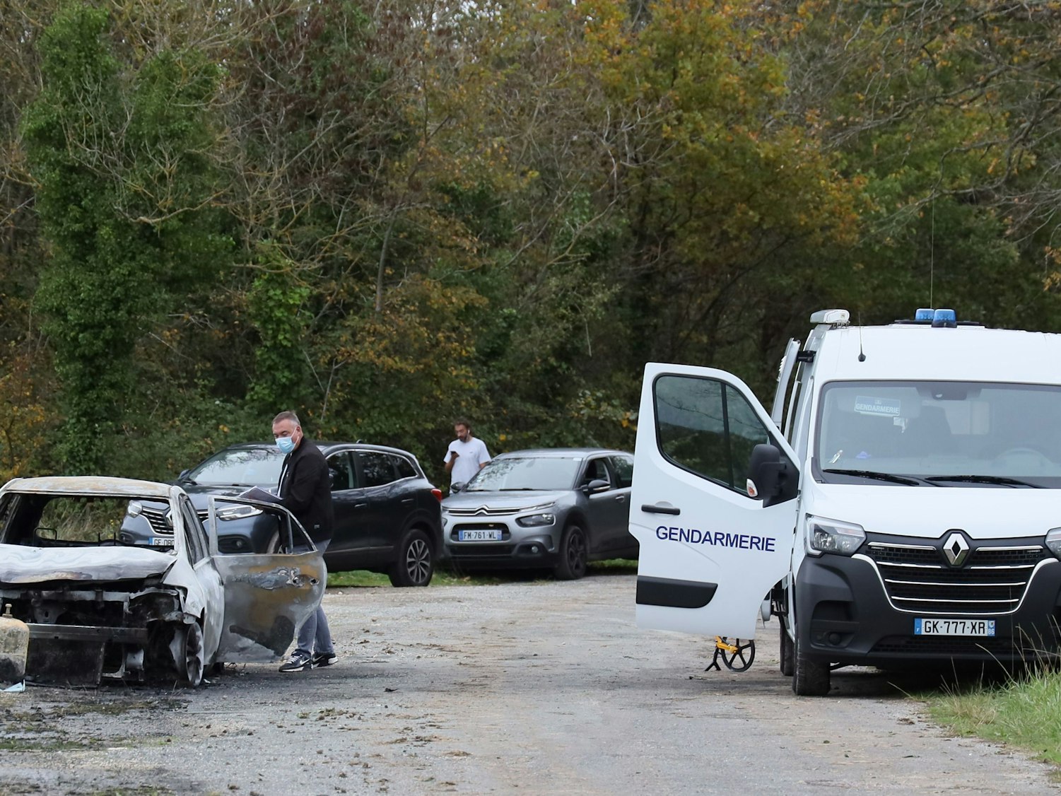 Ermittler untersuchen das verbrannte Auto, nachdem ein Autofahrer Fußgänger und Radfahrer in zwei benachbarten Orten auf der Ile d'Oleron gerammt hat.