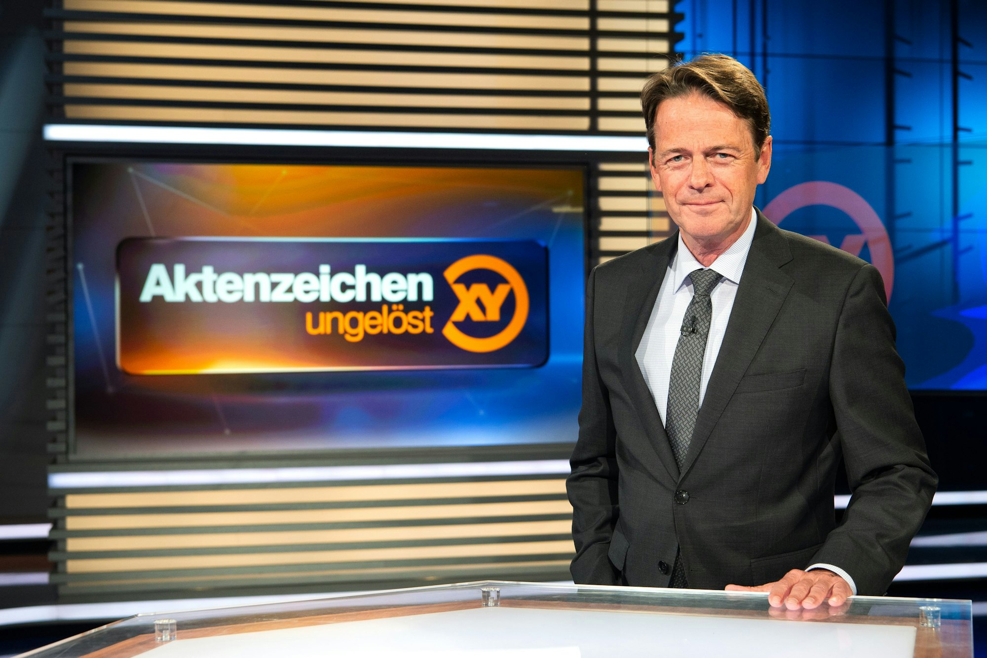 ZDF-Moderator Rudi Cerne im Studio der Sendung „Aktenzeichen XY ... ungelöst“.