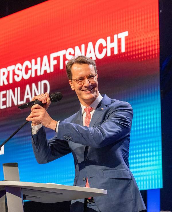 Hendrik Wüst (CDU) ist Ehrengast der diesjährigen „Wirtschaftsnacht Rheinland“. Der Ministerpräsident des Landes Nordrhein-Westfalen war als Redner auf der Bühne.