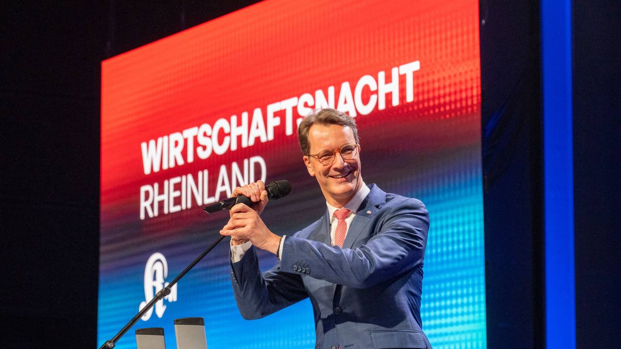 Hendrik Wüst (CDU) ist Ehrengast der diesjährigen „Wirtschaftsnacht Rheinland“. Der Ministerpräsident des Landes Nordrhein-Westfalen war als Redner auf der Bühne.