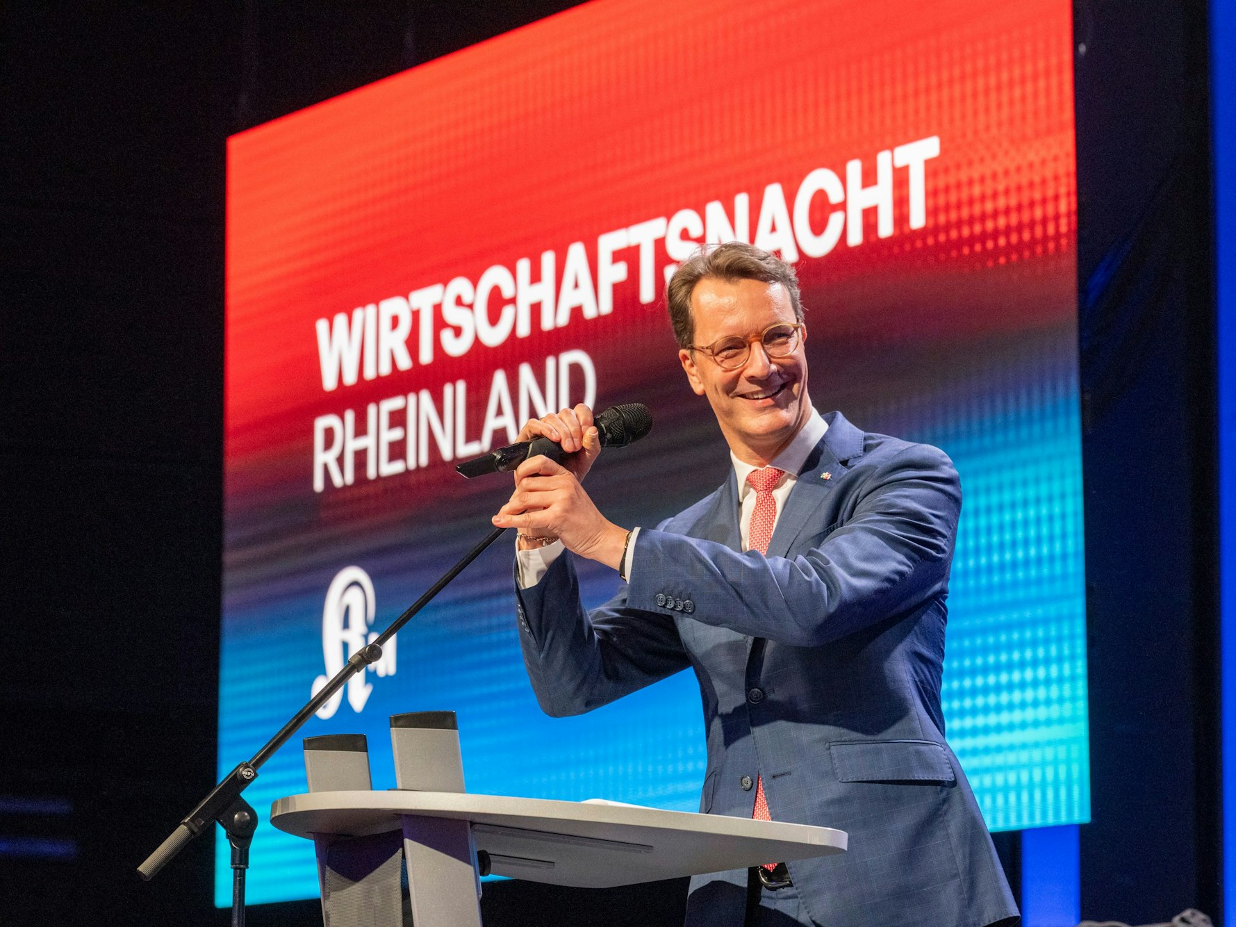 Hendrik Wüst (CDU) ist Ehrengast der diesjährigen „Wirtschaftsnacht Rheinland“. Der Ministerpräsident des Landes Nordrhein-Westfalen war als Redner auf der Bühne.
