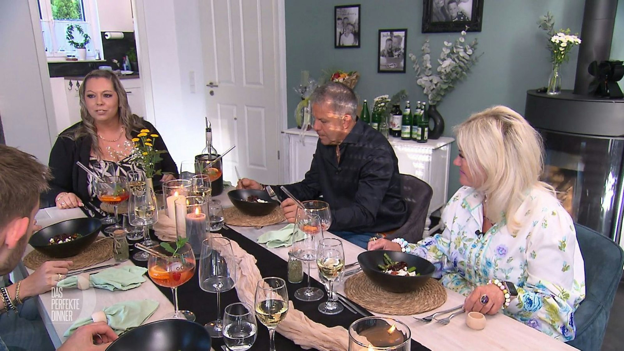 Als Vorspeise serviert Steffi ihren Gästen Spargelsalat mit Schafskäse. (Bild: RTL)