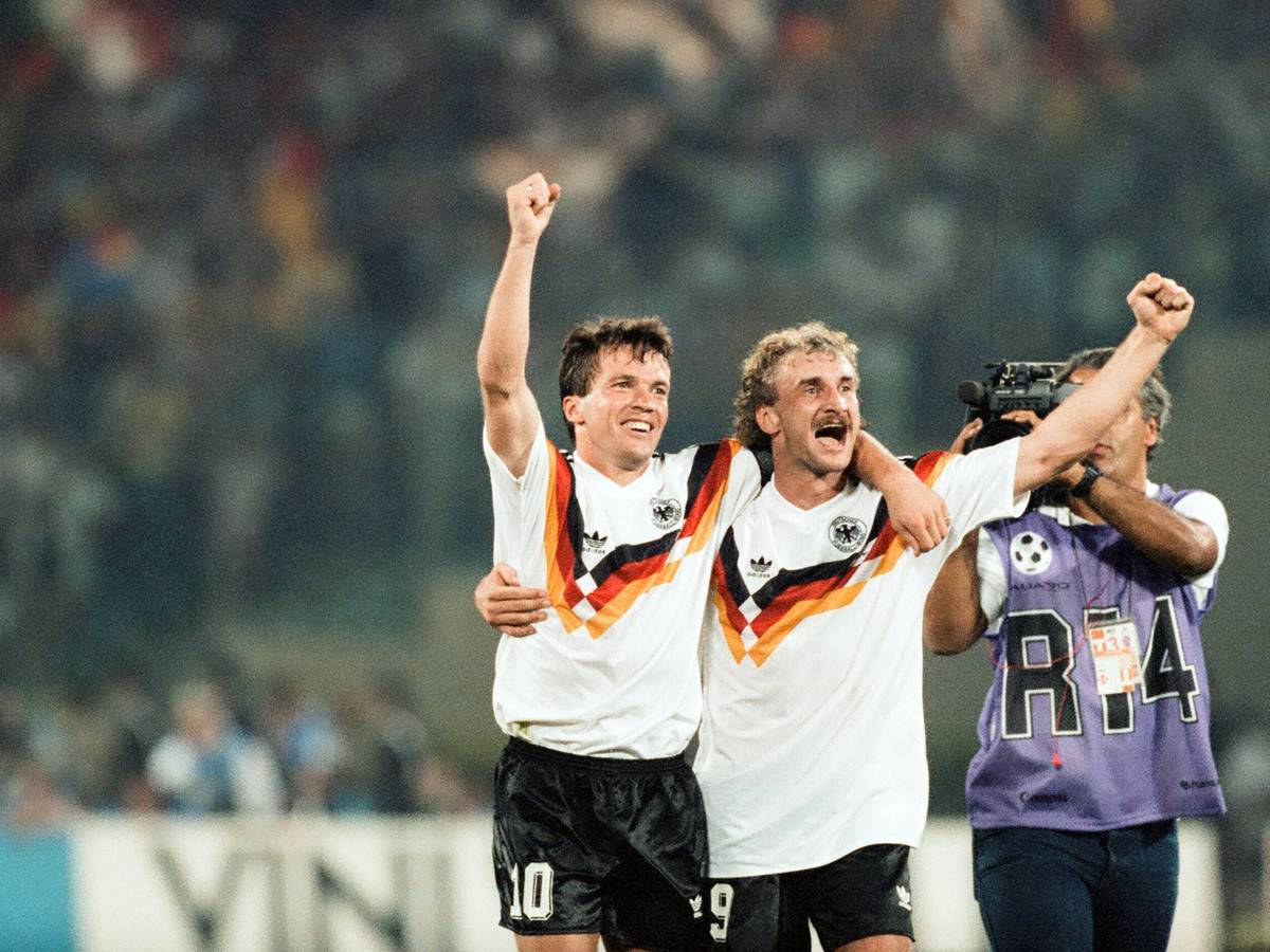 Lothar Matthäus und Rudo Völler jubeln 1990 in Rom über den WM-Titel.