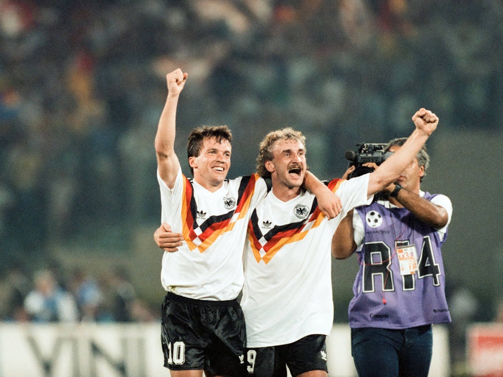 Lothar Matthäus und Rudo Völler jubeln 1990 in Rom über den WM-Titel.