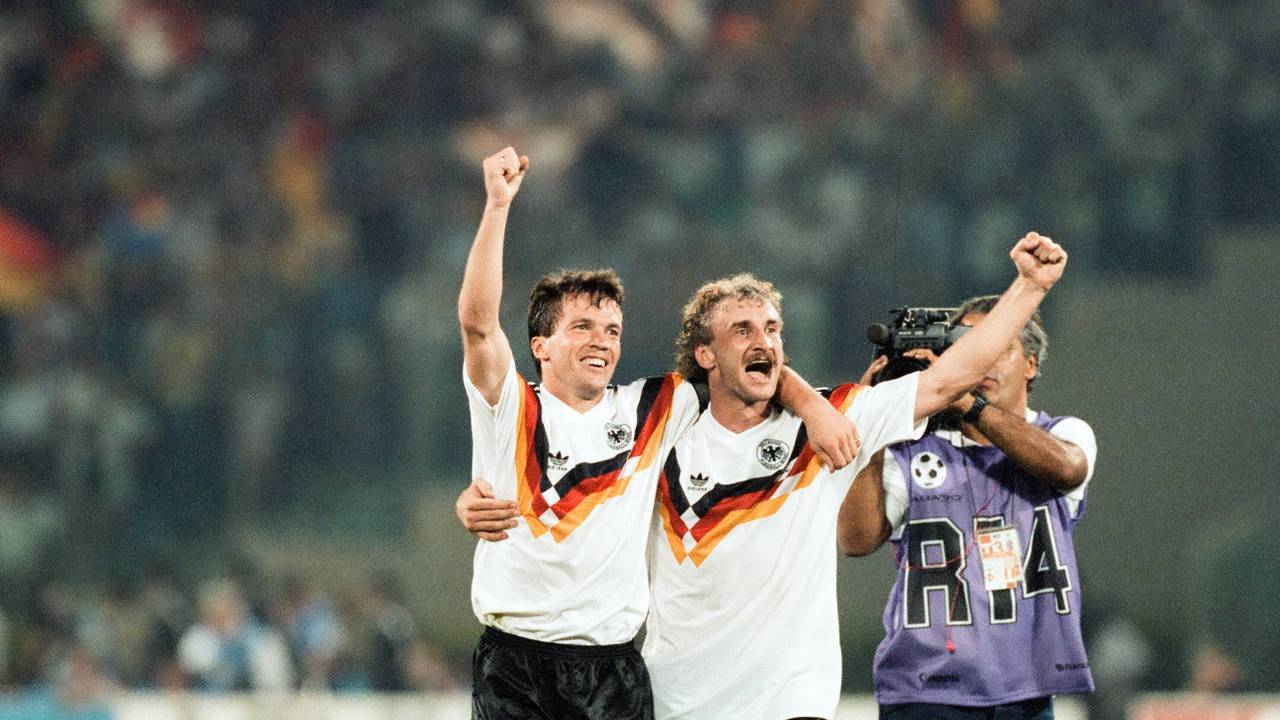Lothar Matthäus und Rudo Völler jubeln 1990 in Rom über den WM-Titel.
