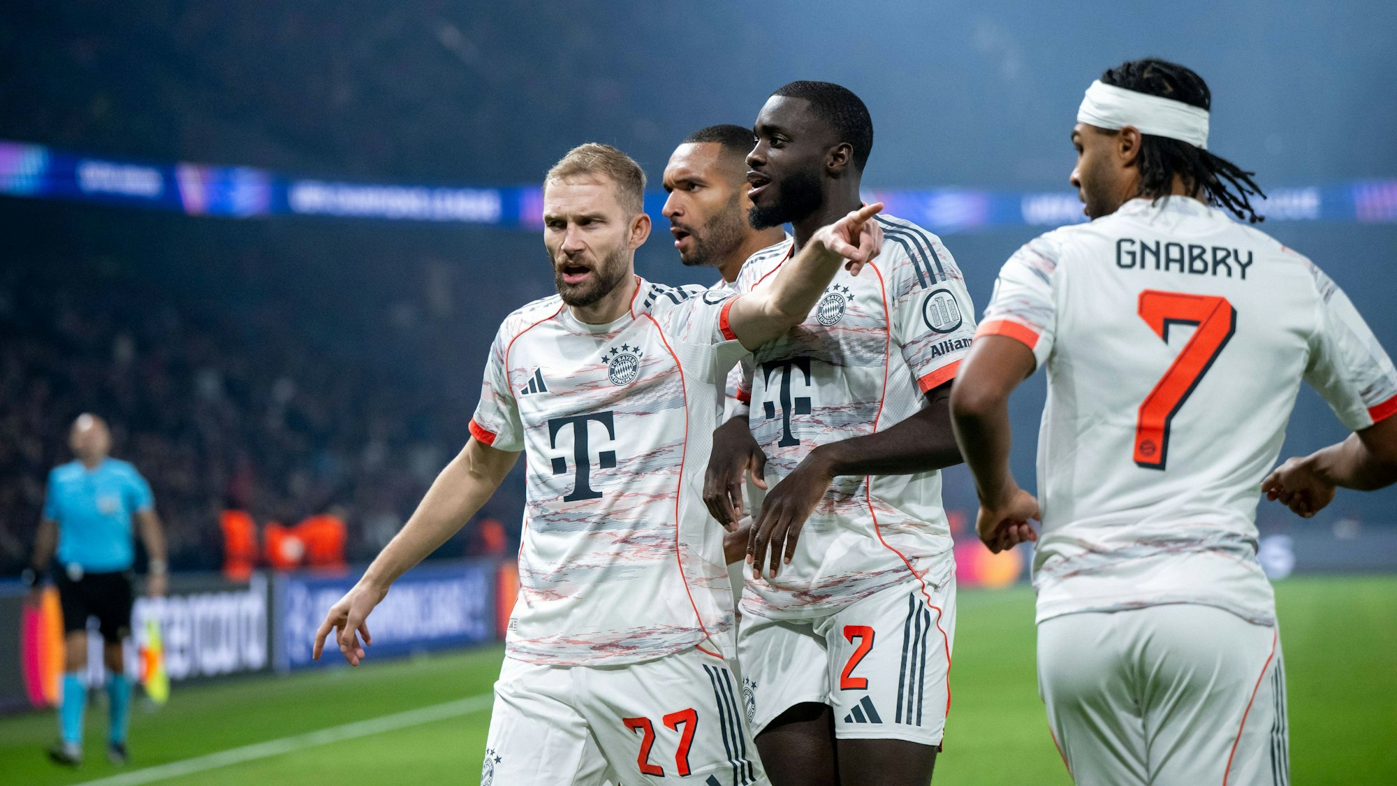 Konrad Laimer, Jonathan Tah, Dayot Upamecano und Serge Gnabry bejubeln ein Tor des FC Bayern.