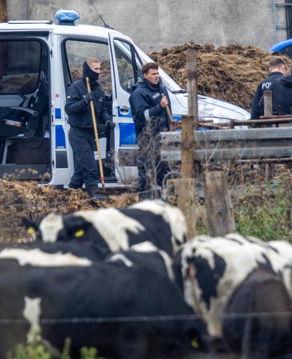 Die Polizei sucht auf einem Gelände nach Hinweisen im Zusammenhang mit dem Tod des achtjährigen Fabian. Weder Polizei noch Staatsanwaltschaft wollten die Maßnahmen bisher kommentieren.