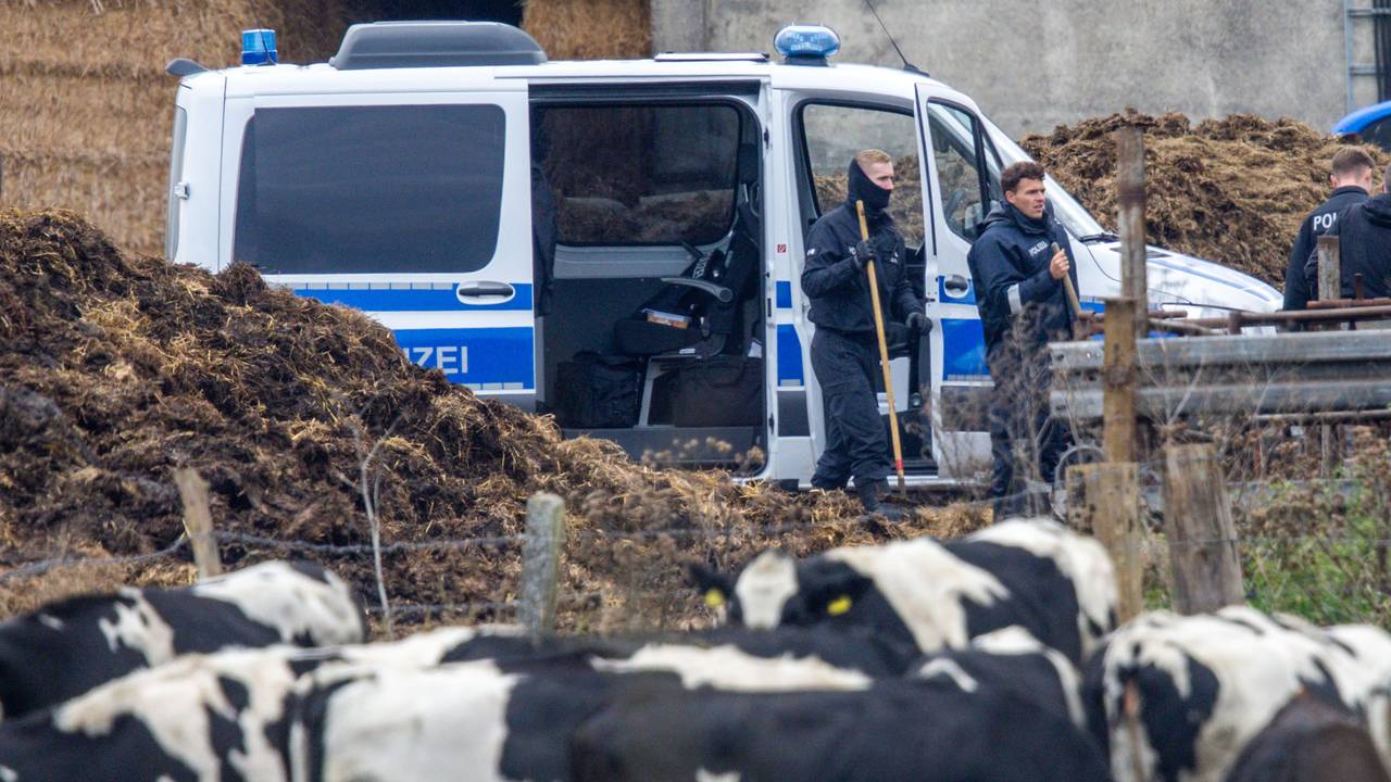 Die Polizei sucht auf einem Gelände nach Hinweisen im Zusammenhang mit dem Tod des achtjährigen Fabian. Weder Polizei noch Staatsanwaltschaft wollten die Maßnahmen bisher kommentieren.