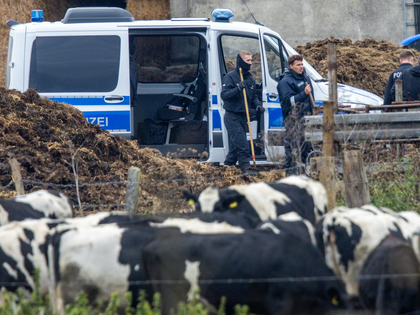 Die Polizei sucht auf einem Gelände nach Hinweisen im Zusammenhang mit dem Tod des achtjährigen Fabian. Weder Polizei noch Staatsanwaltschaft wollten die Maßnahmen bisher kommentieren.