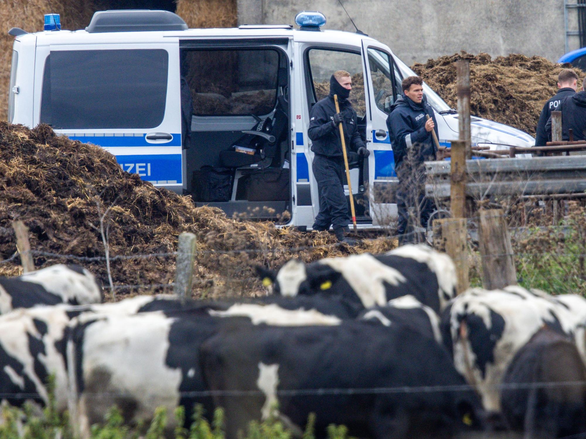 Die Polizei sucht auf einem Gelände nach Hinweisen im Zusammenhang mit dem Tod des achtjährigen Fabian. Weder Polizei noch Staatsanwaltschaft wollten die Maßnahmen bisher kommentieren.