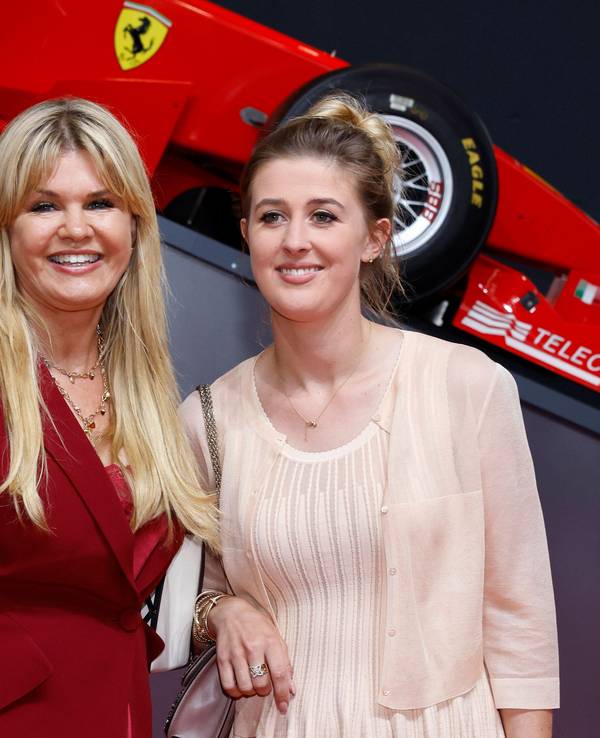 Michael Schumachers Ehefrau Corinna mit Tochter Gina stehen bei der Verleihung des NRW-Staatspreises vor einem Ferrari-Modell.