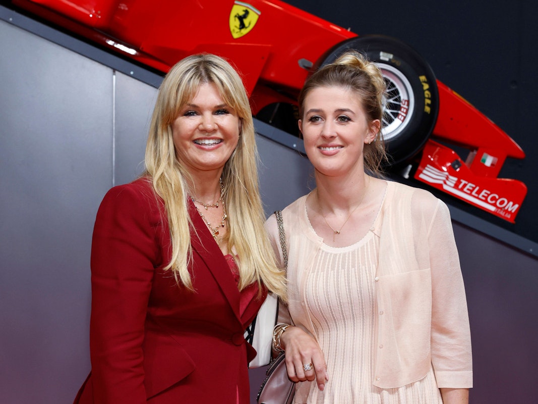 Michael Schumachers Ehefrau Corinna mit Tochter Gina stehen bei der Verleihung des NRW-Staatspreises vor einem Ferrari-Modell.