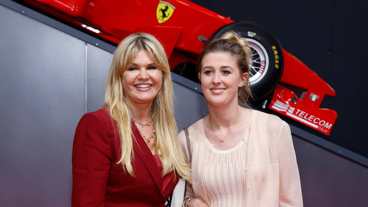 Michael Schumachers Ehefrau Corinna mit Tochter Gina stehen bei der Verleihung des NRW-Staatspreises vor einem Ferrari-Modell.