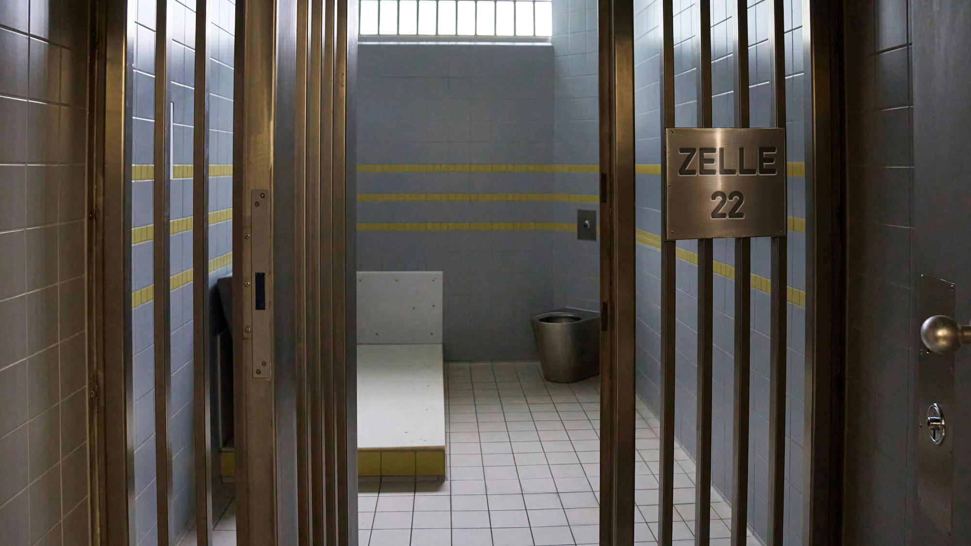 Germany - September 11, 2025: Photomontage, sparse prison cell with barred door and minimal furnishings. Symbol of punishment, imprisonment, and deprivation of liberty within the framework of law, order, and the enforcement of judicial measures. *** Fotomontage, Karge Gefängniszelle mit Gittertür und minimaler Einrichtung. Symbol für Strafe, Haft und Freiheitsentzug im Rahmen von Recht, Ordnung und dem Vollzug von Justizmaßnahmen.