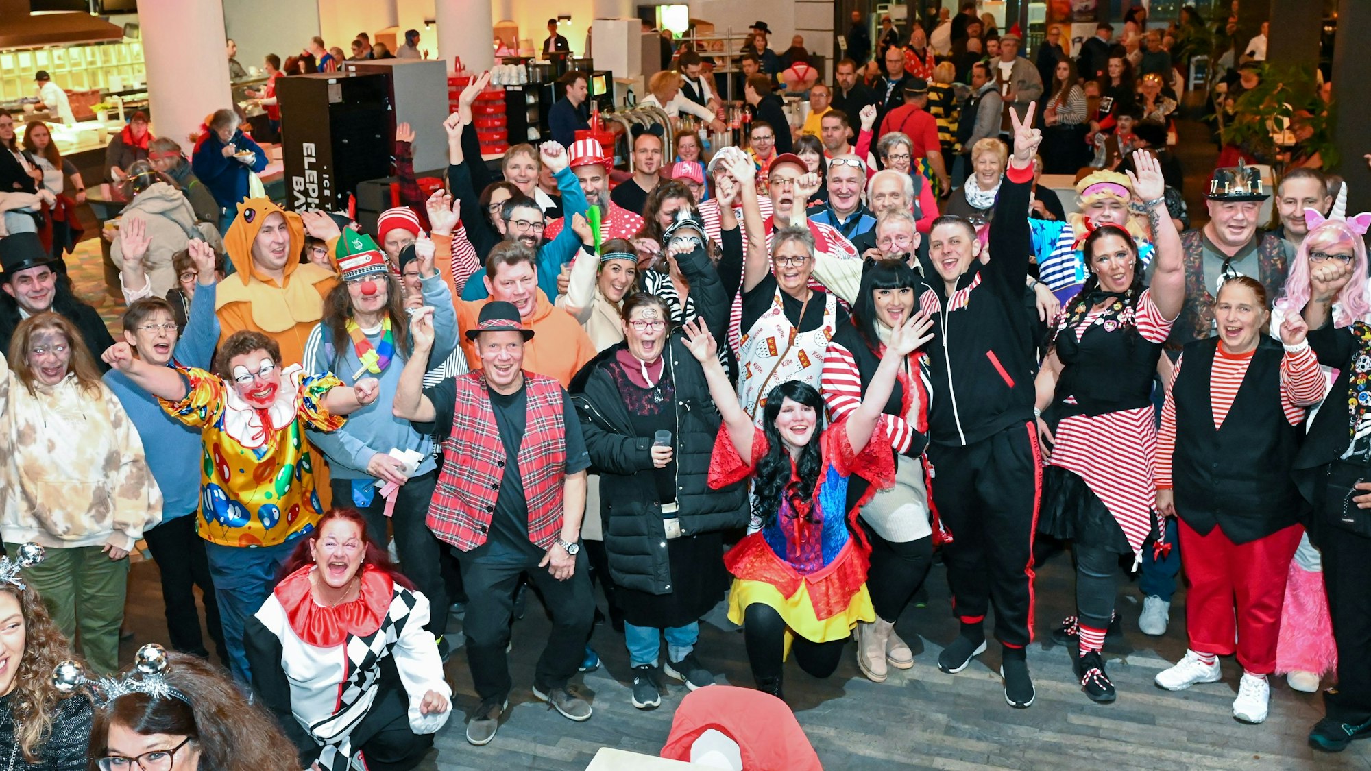 So ausgelassen wird bei „Elfter im Elften“ in der Lanxess Arena gefeiert!