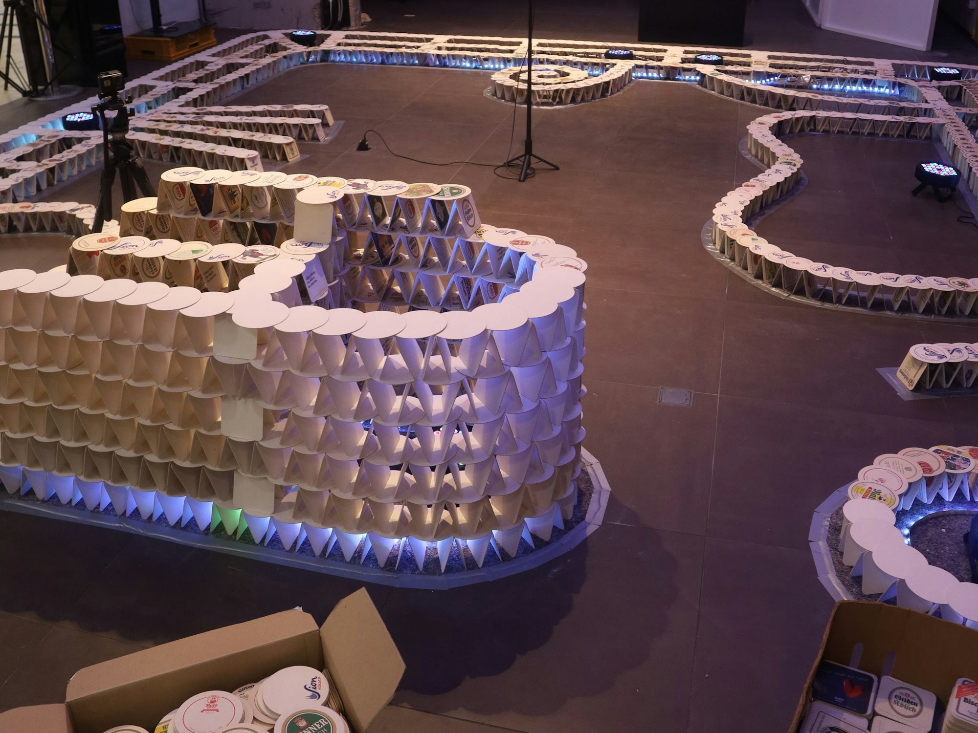 Langsam entwickelt sich das Bierdeckel-Objekt im Rhein-Center in Köln-Weiden.