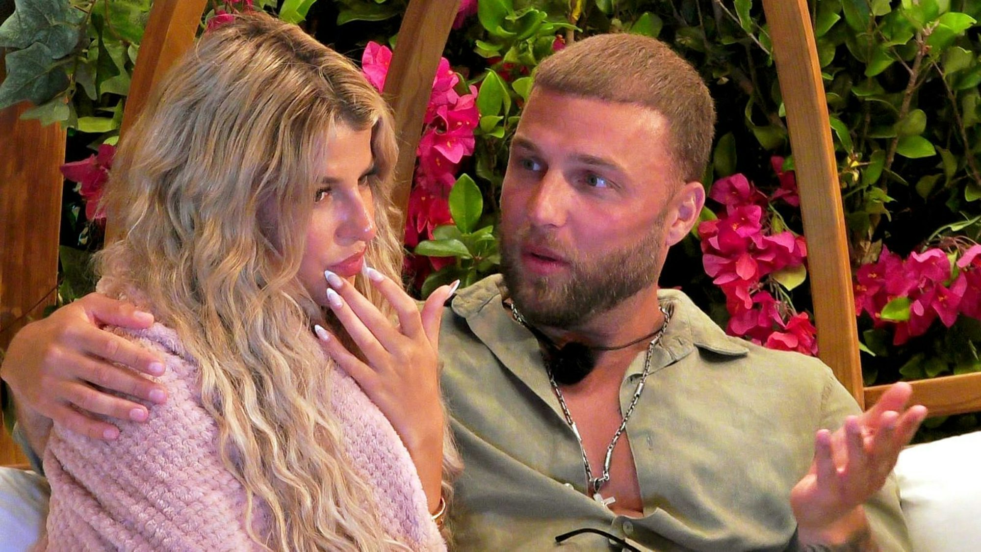 Filip beteuert Joena, dass mit Dijana nichts passieren wird. (Bild: RTLZWEI)