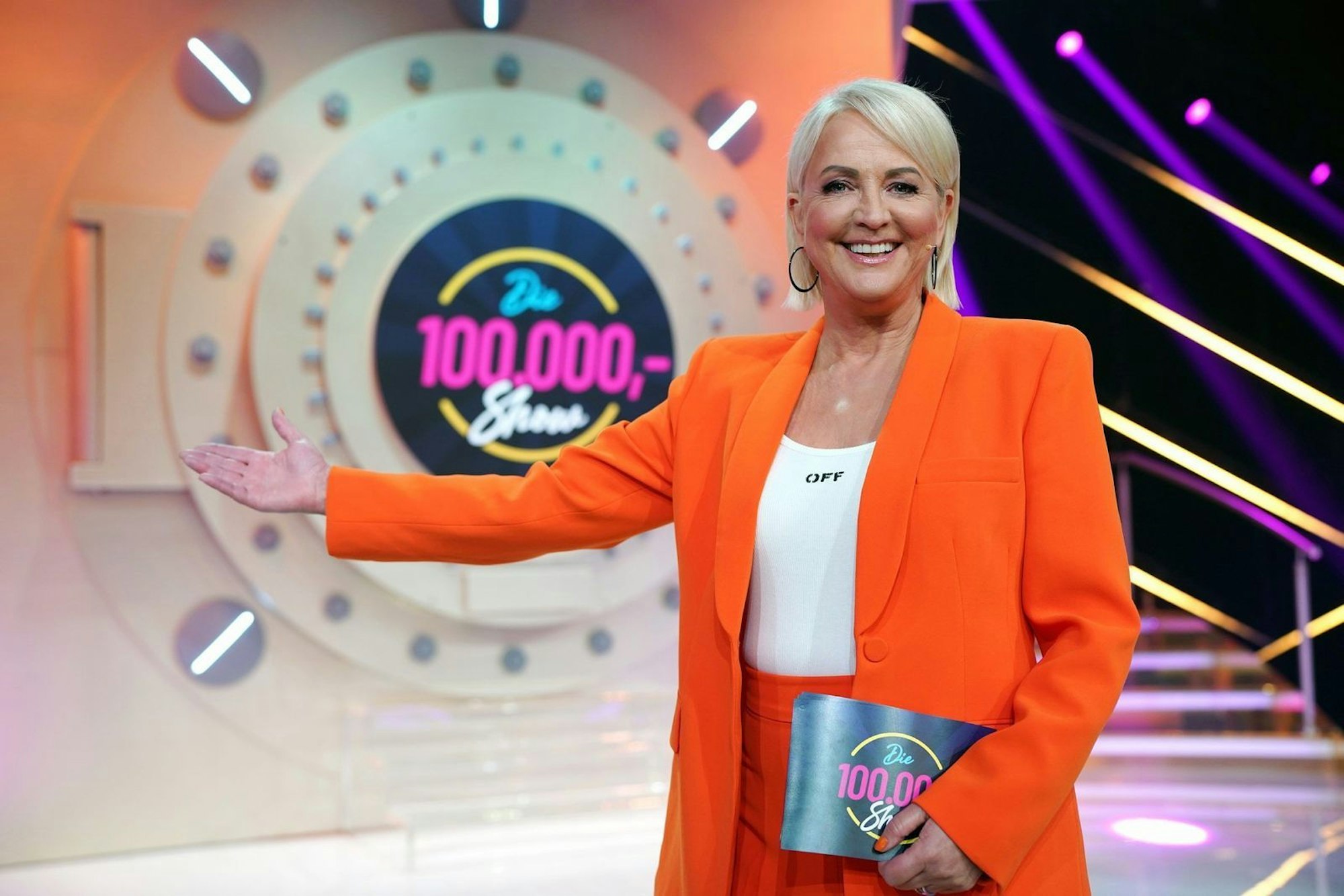 2022 kehrte Ulla Kock am Brink mit einer Neuauflage der „100.000 Mark Show“ zu RTL zurück. (Bild: RTL / Guido Engels)