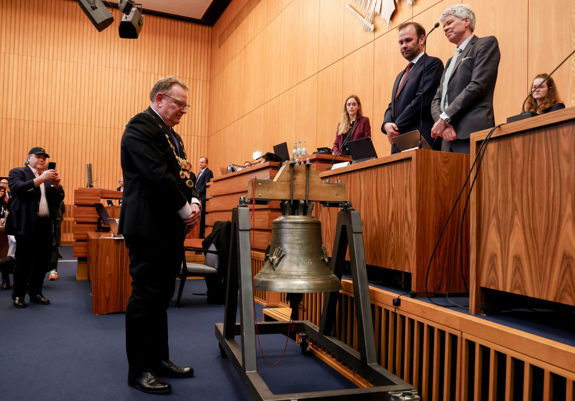 Burmester läutet die Friedensglocke