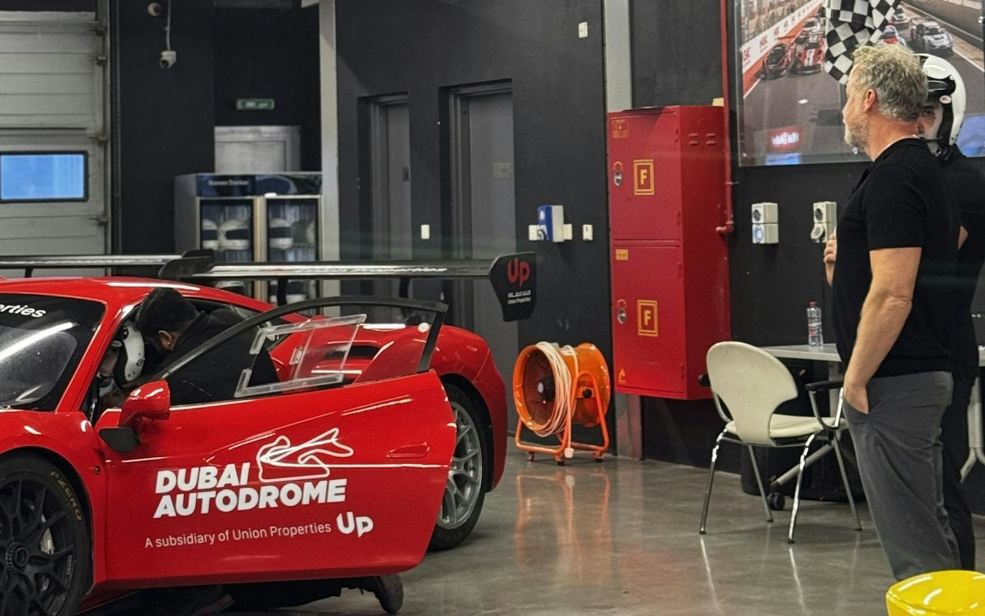 Jenke von Wilsmdorff besichtigt eine Rennstrecke, die Millionäre zu Vergnügungszwecken buchen können. (Bild: Joyn)