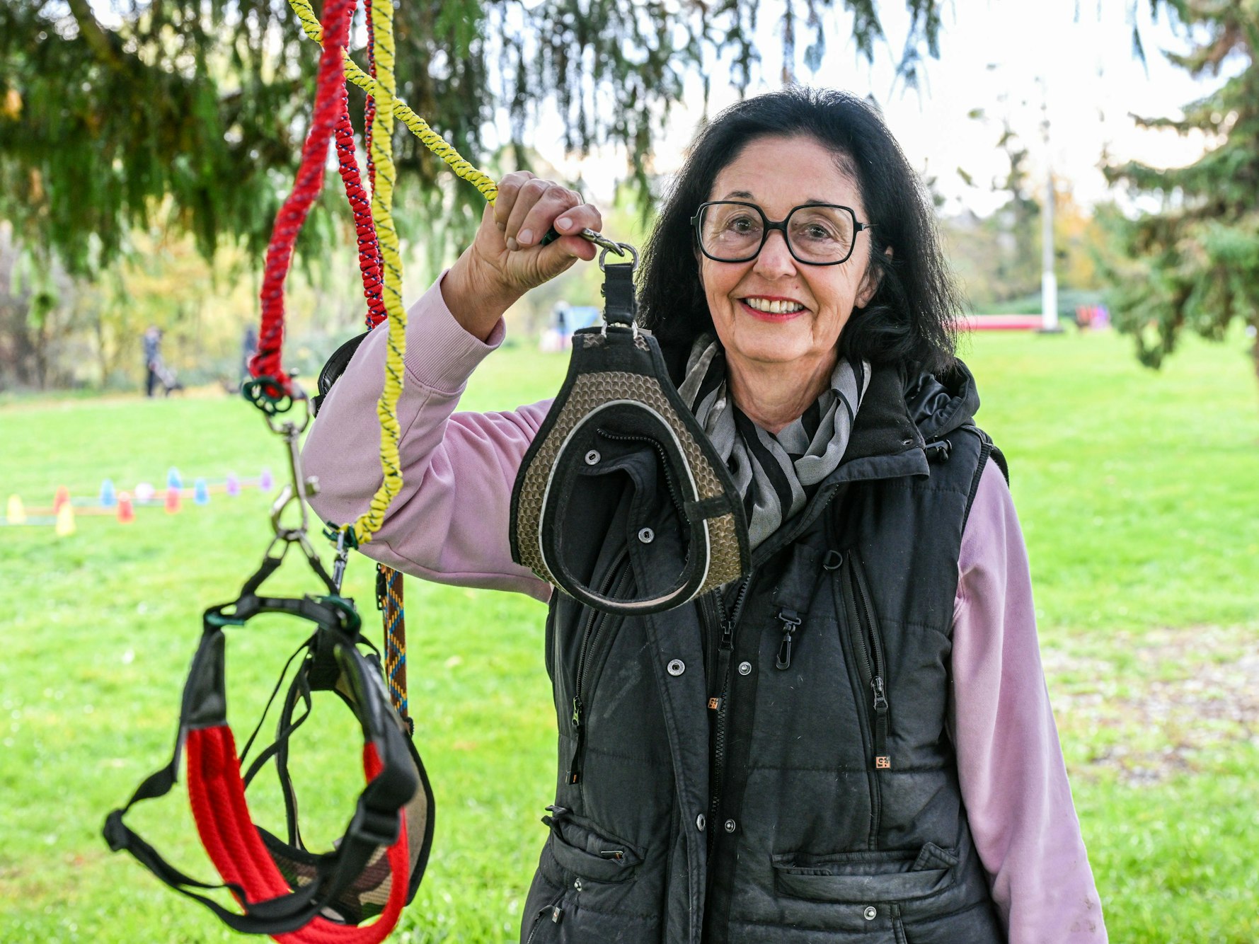 Hundetrainerin Barbara Gerlinger hält eine Hundeleine in der Hand. Sie leitet einen Kurs für Hobby-Dogging.