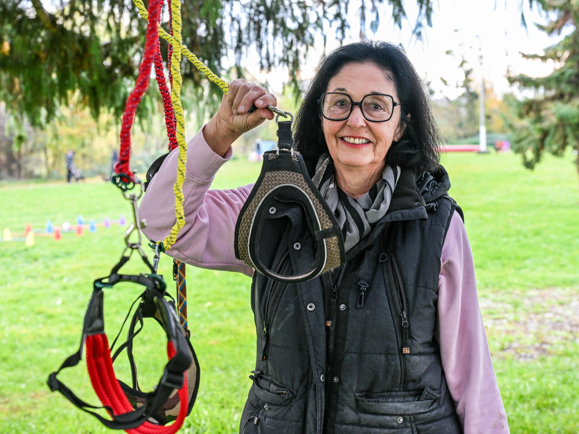 Hundetrainerin Barbara Gerlinger hält eine Hundeleine in der Hand. Sie leitet einen Kurs für Hobby-Dogging.