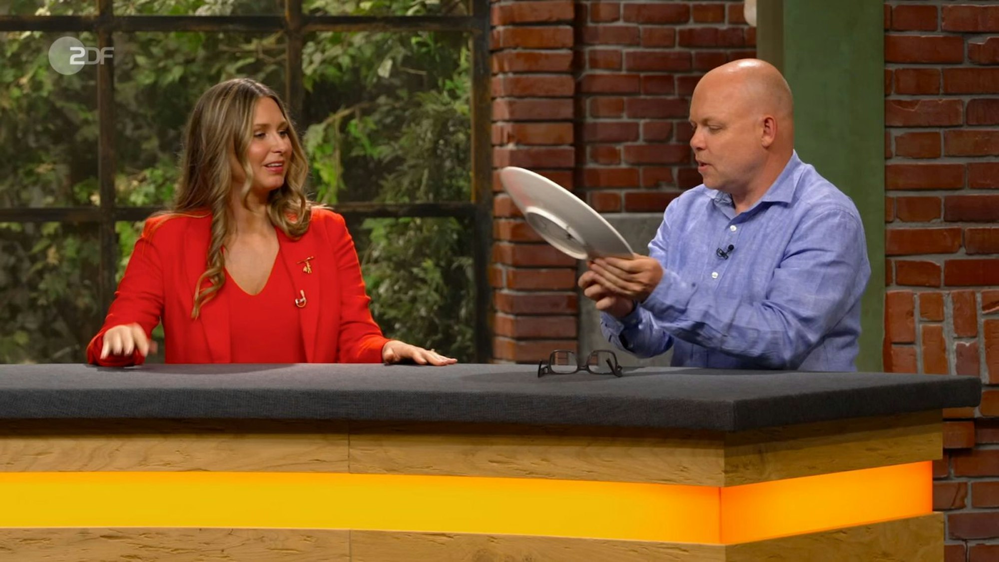 Sarah Schreiber und Benjamin Leo Leo hatten großes Interesse. (Bild: ZDF)